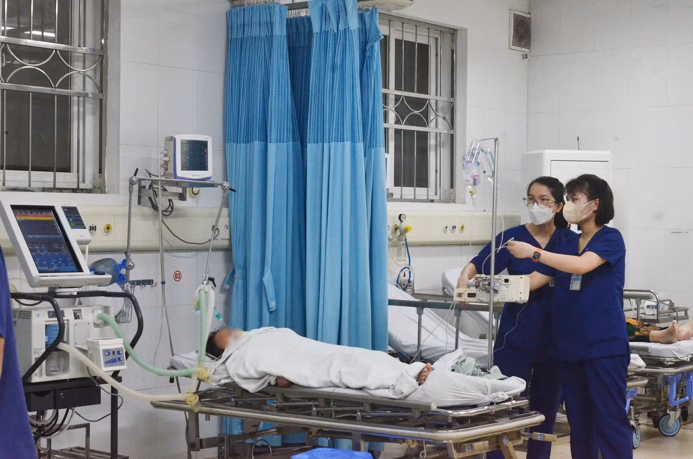 Bệnh nhân ngộ độc nặng khí CO đang được cấp cứu tại Bệnh viện Bãi Cháy