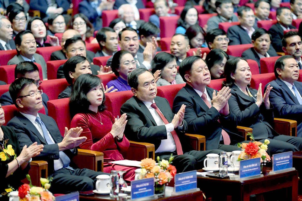 Các đại biểu dự lễ kỷ niệm, tối 26/2.