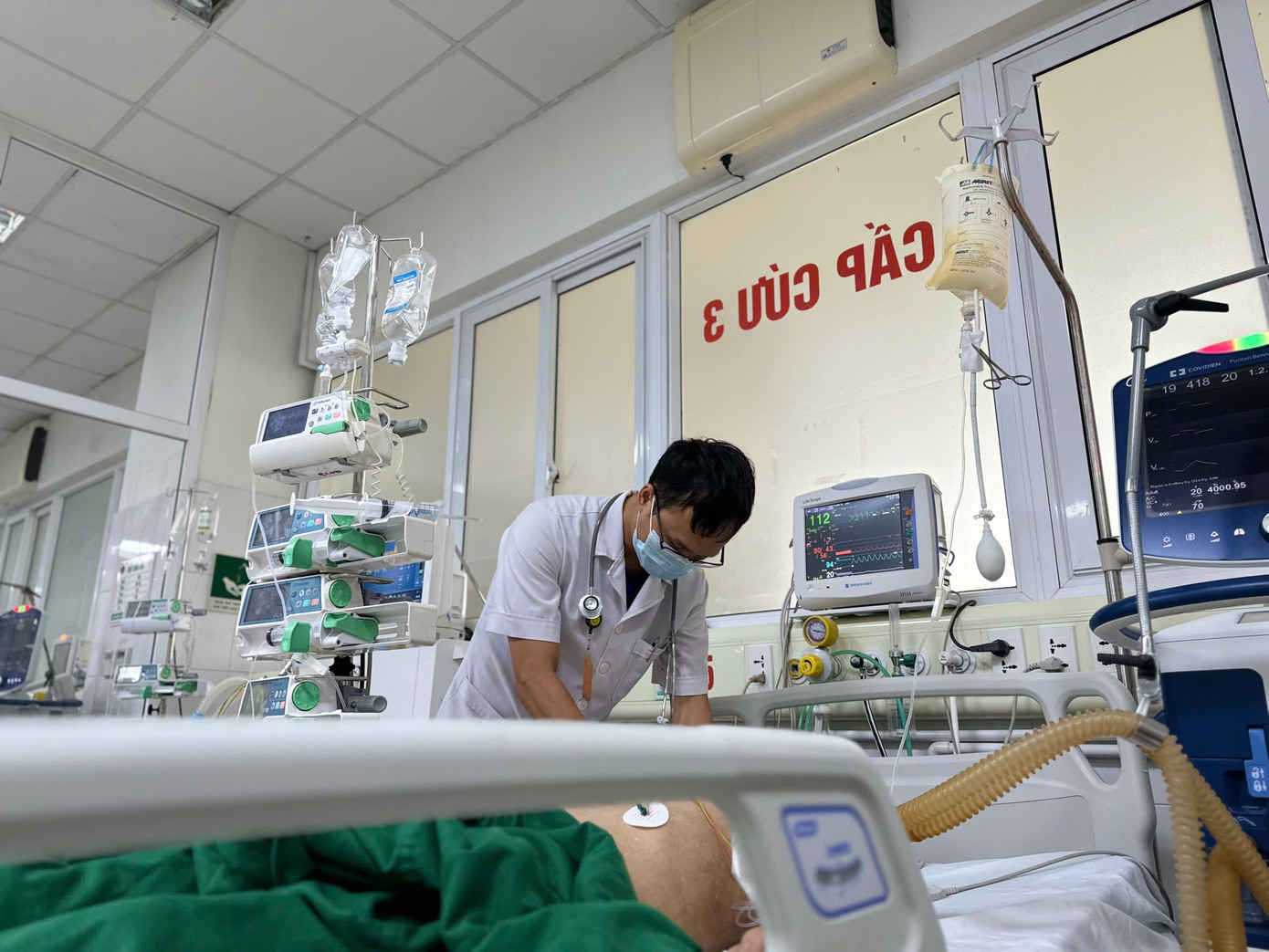 Bác sĩ đang điều trị cho bệnh nhân.