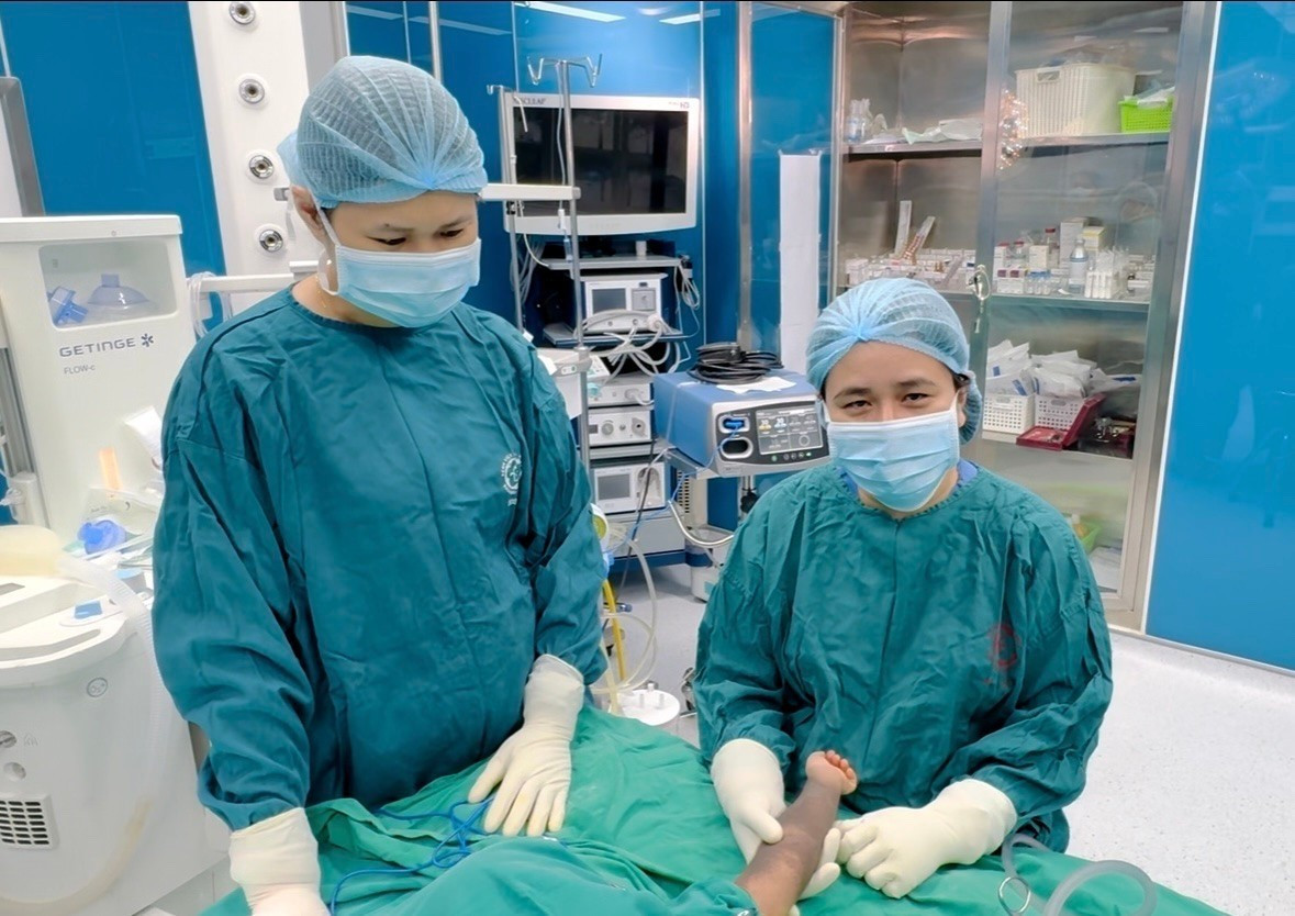 PGS. TS Phạm Thị Việt Dung chuẩn bị phẫu thuật cho 1 ca nơ vi hắc tố bấm sinh cánh tay.