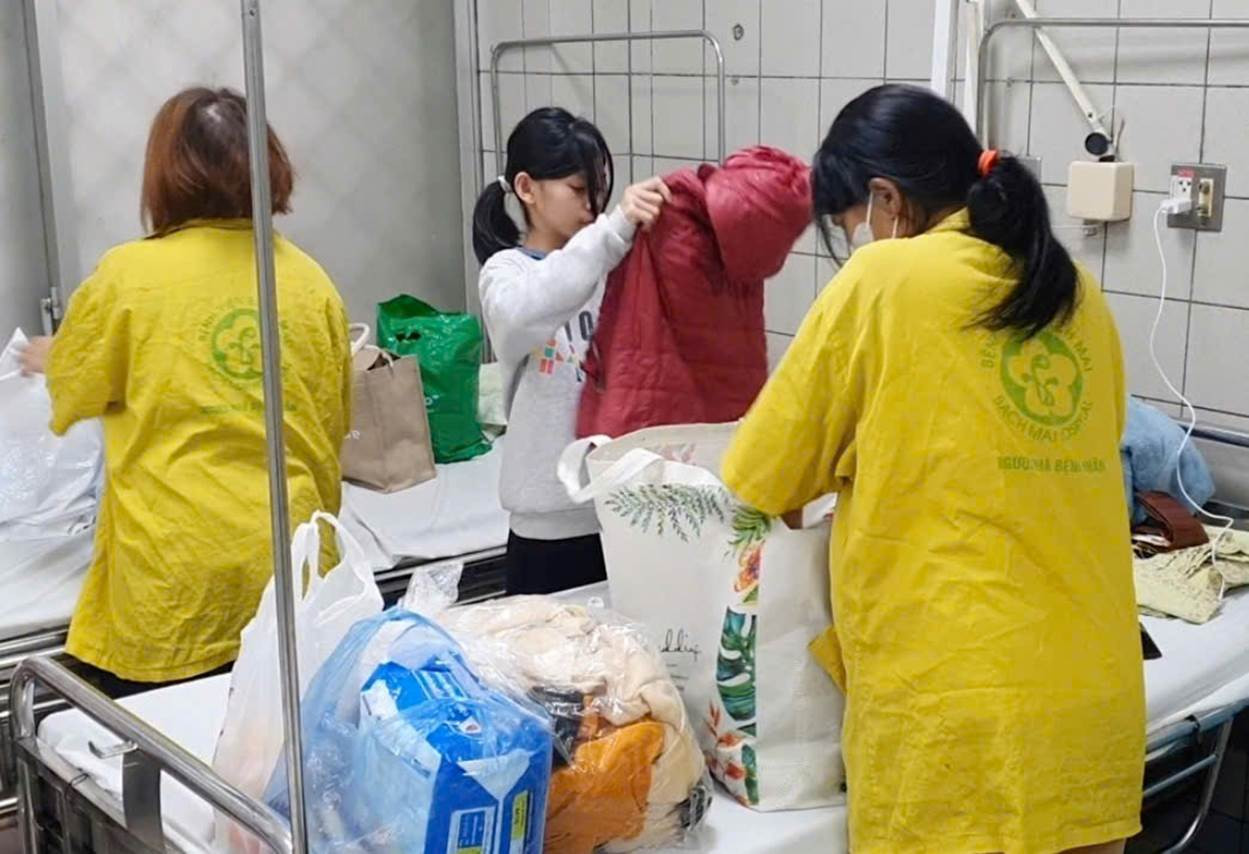 Phụ huynh dọn đồ cho bệnh nhi xuất viện Phụ huynh dọn đồ cho bệnh nhi xuất viện