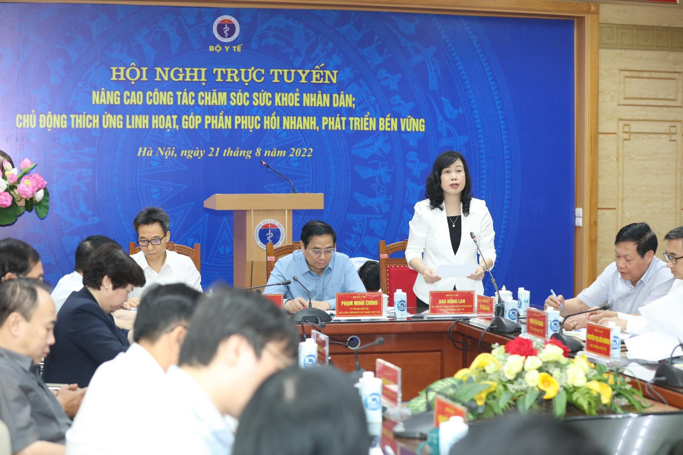 Quyền Bộ trưởng báo cáo Thủ tướng Chính phủ về những khó khăn và đề xuất hướng giải quyết. Ảnh: Như Ý