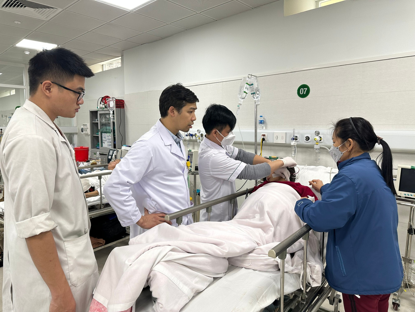 Bác sĩ khám bệnh nhân cấp cứu sáng ngày 26/1 tại BV Việt Đức. Bác sĩ khám bệnh nhân cấp cứu sáng ngày 26/1 tại BV Việt Đức.