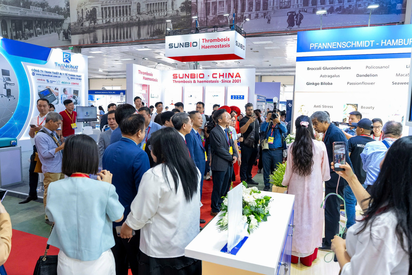 Đông đảo các tổ chức, doanh nghiệp quốc tế tham gia triển lãm. Đông đảo các tổ chức, doanh nghiệp quốc tế tham gia triển lãm.