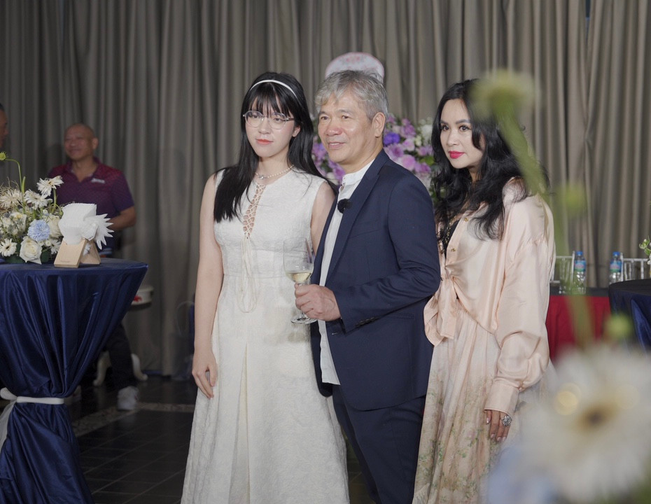 Bác sĩ Bùi Tiến Hùng và vợ ông- ca sĩ Thanh Lam cùng con gái Việt Hà của ông. Bác sĩ Bùi Tiến Hùng và vợ ông- ca sĩ Thanh Lam cùng con gái Việt Hà của ông.