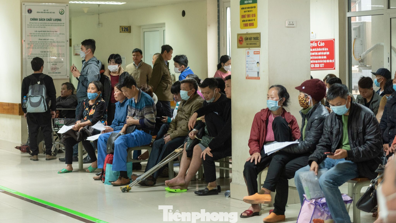 Rất nhiều bệnh nhân chờ khám để biết mình có thuộc diện được mổ sớm hay không