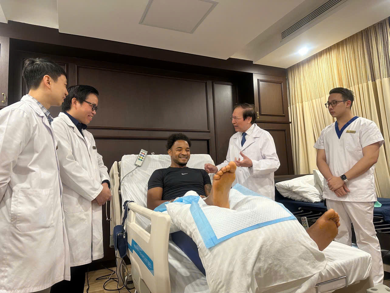 Lãnh đạo Bệnh viện Vinmec thăm sức khỏe Xuân Son