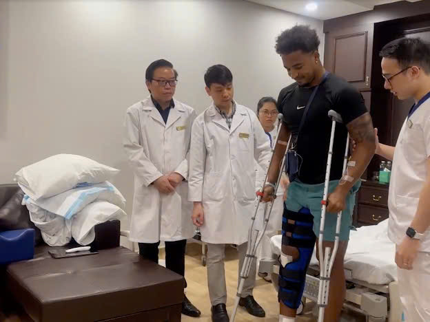 Cầu thủ Xuân Son bắt đầu tập đi sau mổ