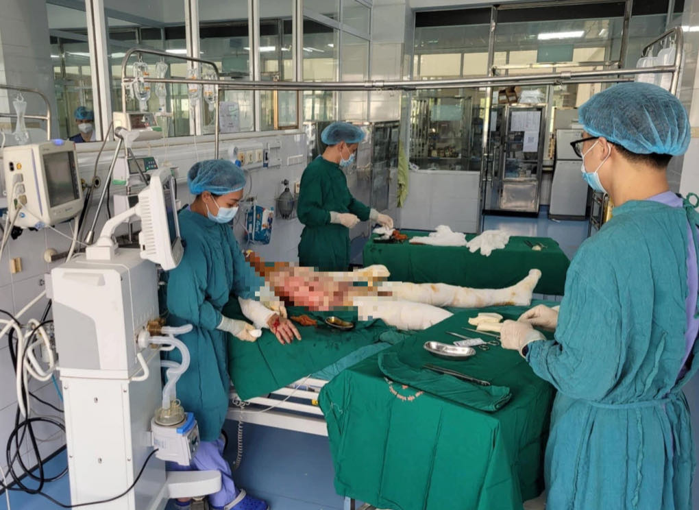 Bác sĩ xử lí vết thương cho bệnh nhân vụ nổ
