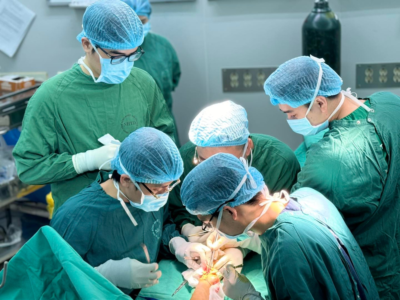 Các bác sĩ phẫu thuật thành công cho bệnh nhân Các bác sĩ phẫu thuật thành công cho bệnh nhân