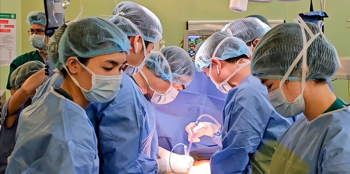 Các bác sĩ phẫu thuật cho bệnh nhân Các bác sĩ phẫu thuật cho bệnh nhân