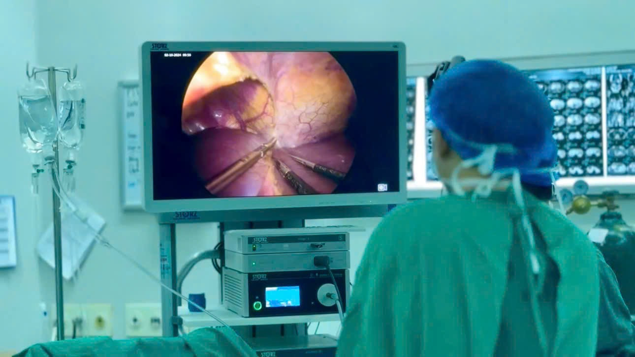 Các bác sĩ phẫu thuật nội soi cho bệnh nhân 26 tuổi. Các bác sĩ phẫu thuật nội soi cho bệnh nhân 26 tuổi.