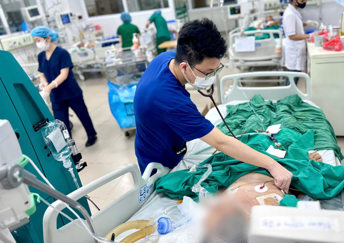 Bác sĩ thăm khám cho bệnh nhân.