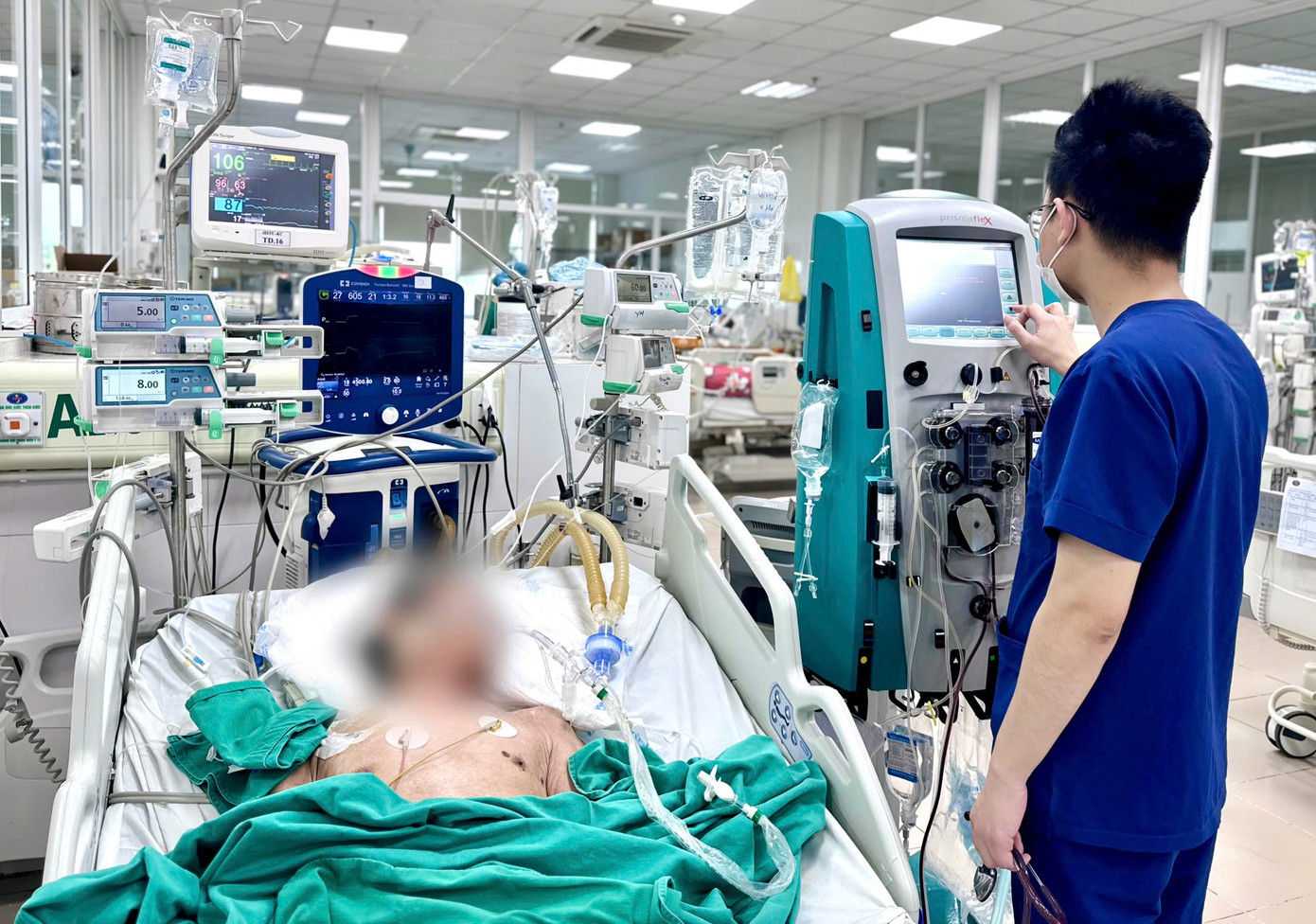 Bệnh nhân chịu hậu quả nặng nề do lạm dụng corticoid kéo dài.