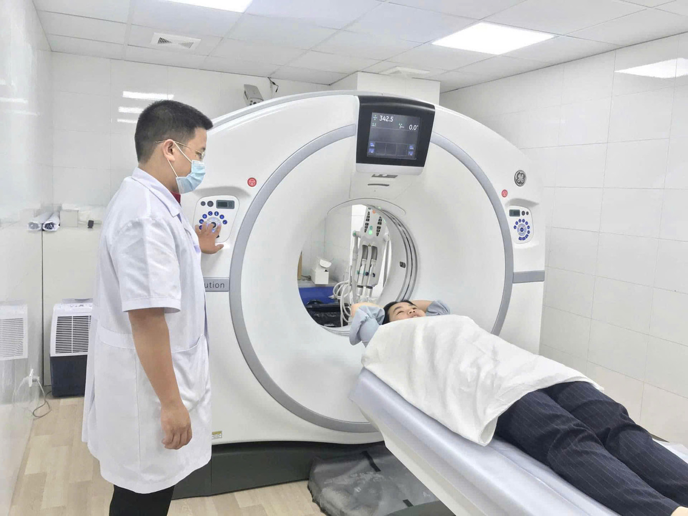 Việt Nam ứng dụng nhiều kỹ thuật hiện đại phát hiện sớm ung thư. Việt Nam ứng dụng nhiều kỹ thuật hiện đại phát hiện sớm ung thư.