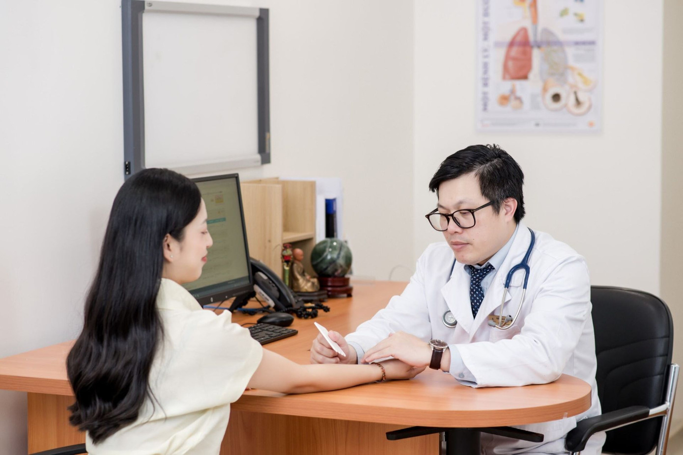 PGS.TS.Nguyễn Văn Đĩnh, Giám đốc Trung tâm Dị ứng Miễn dịch Lâm sàng khám cho bệnh nhân PGS.TS.Nguyễn Văn Đĩnh, Giám đốc Trung tâm Dị ứng Miễn dịch Lâm sàng khám cho bệnh nhân