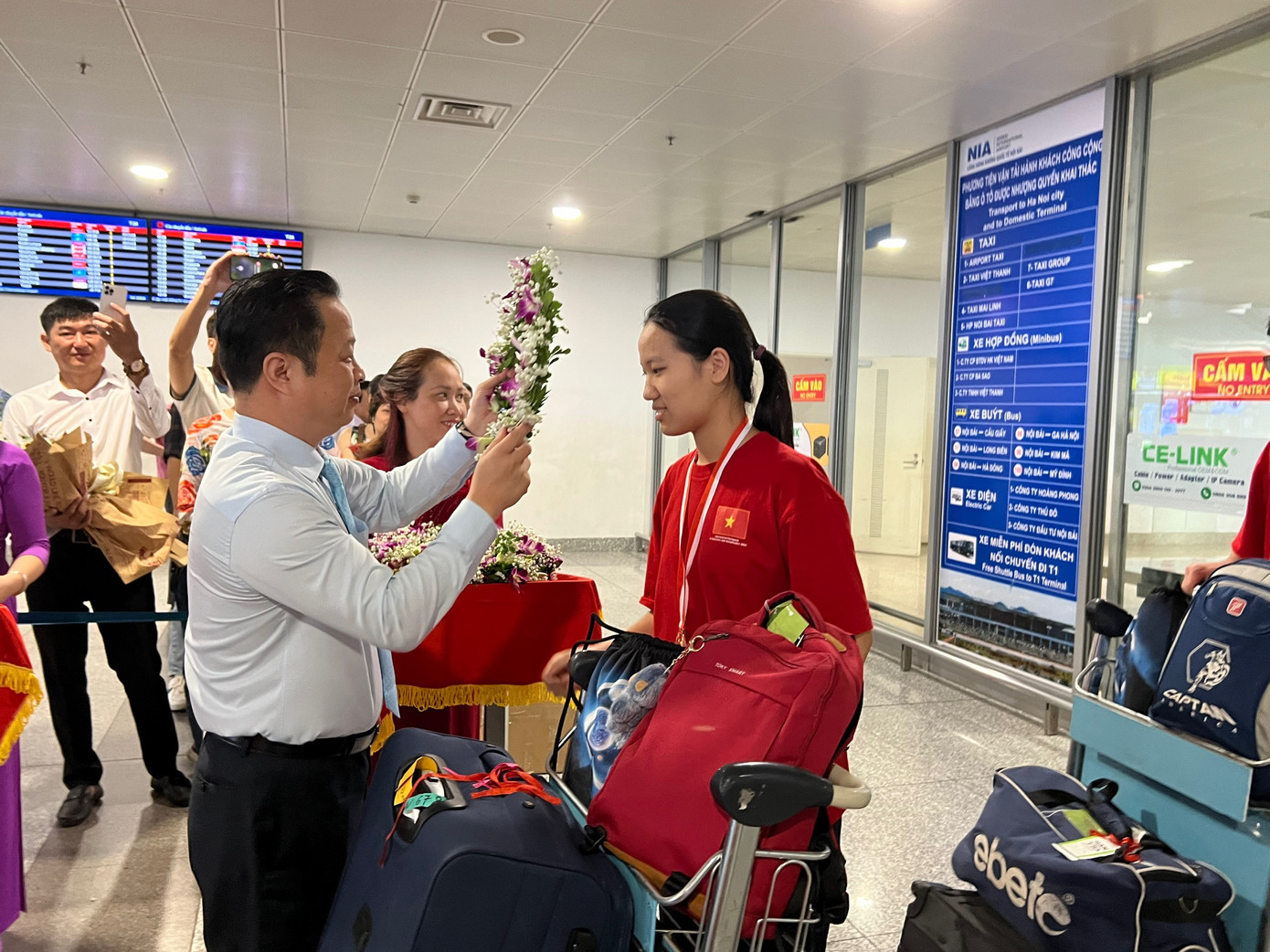 Giám đốc Sở GD&amp;ĐT Hà Nội Trần Thế Cương tặng vòng hoa chúc mừng học sinh.