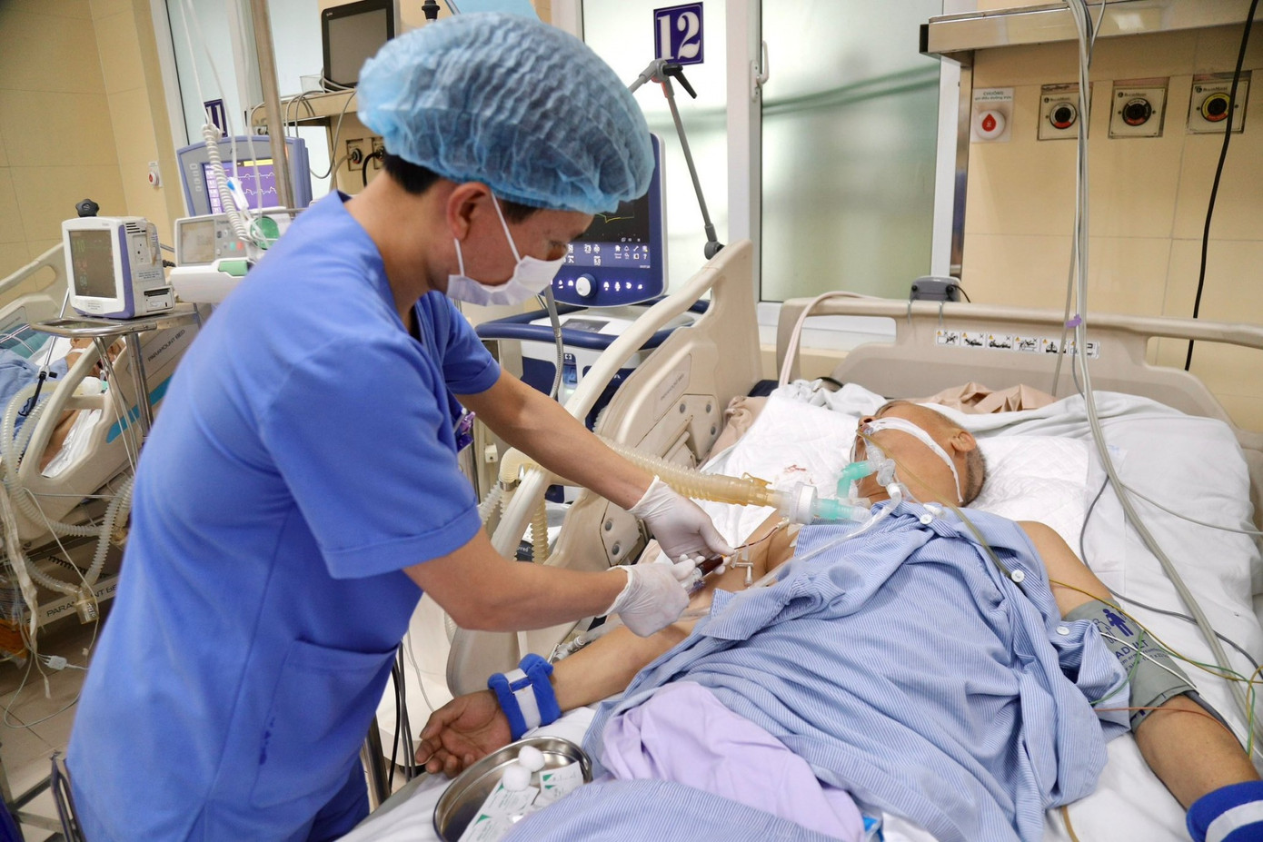 Cùng với các bác sĩ, điều dưỡng chính là điểm tựa của người bệnh Cùng với các bác sĩ, điều dưỡng chính là điểm tựa của người bệnh