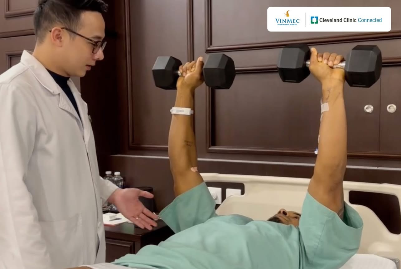 Thạc sĩ Thắng hướng dẫn Xuân Son tập tạ ngay trên giường bệnh Thạc sĩ Thắng hướng dẫn Xuân Son tập tạ ngay trên giường bệnh