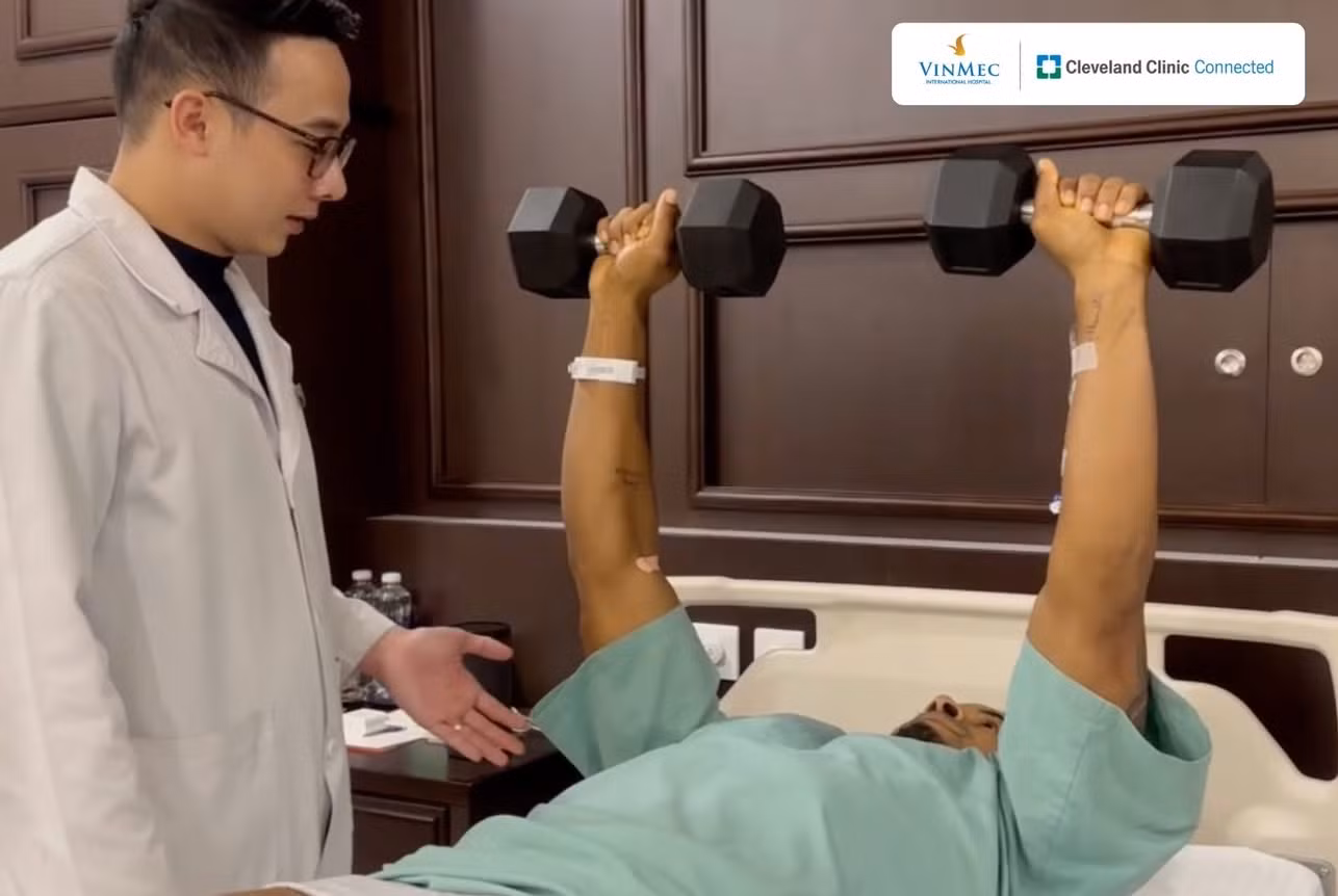 Xuân Son tập luyện nhẹ tại giường bệnh.