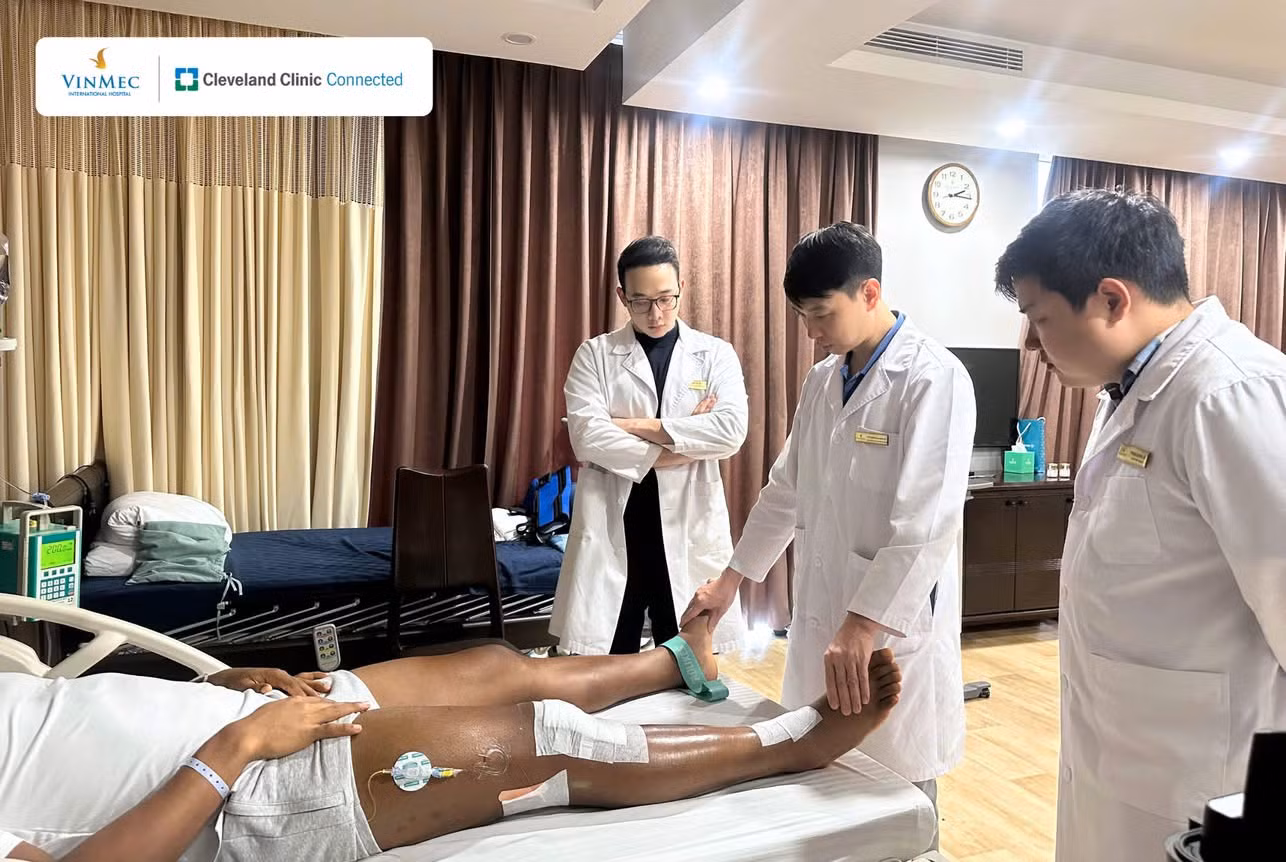 Các chuyên gia luôn theo sát tình trạng sau mổ của Xuân Son