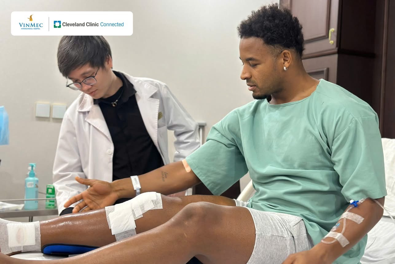 Bác sĩ khám cho Xuân Son sau hai ngày phẫu thuật Bác sĩ khám cho Xuân Son sau hai ngày phẫu thuật