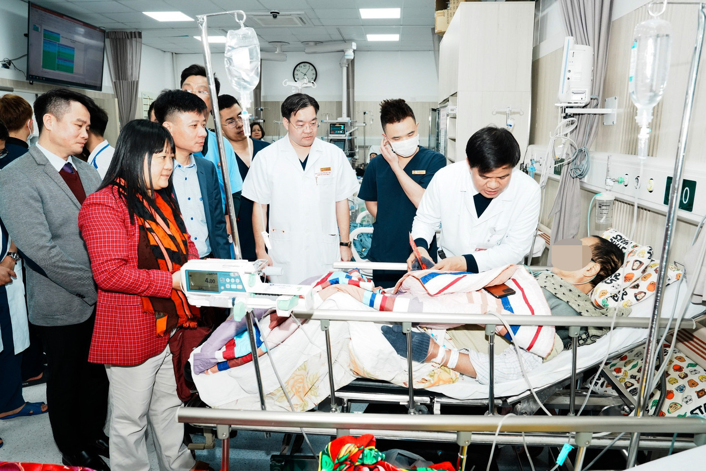 Giám đốc BV và Chủ tịch Công đoàn BV thăm, động viên bệnh nhân cấp cứu dịp Tết