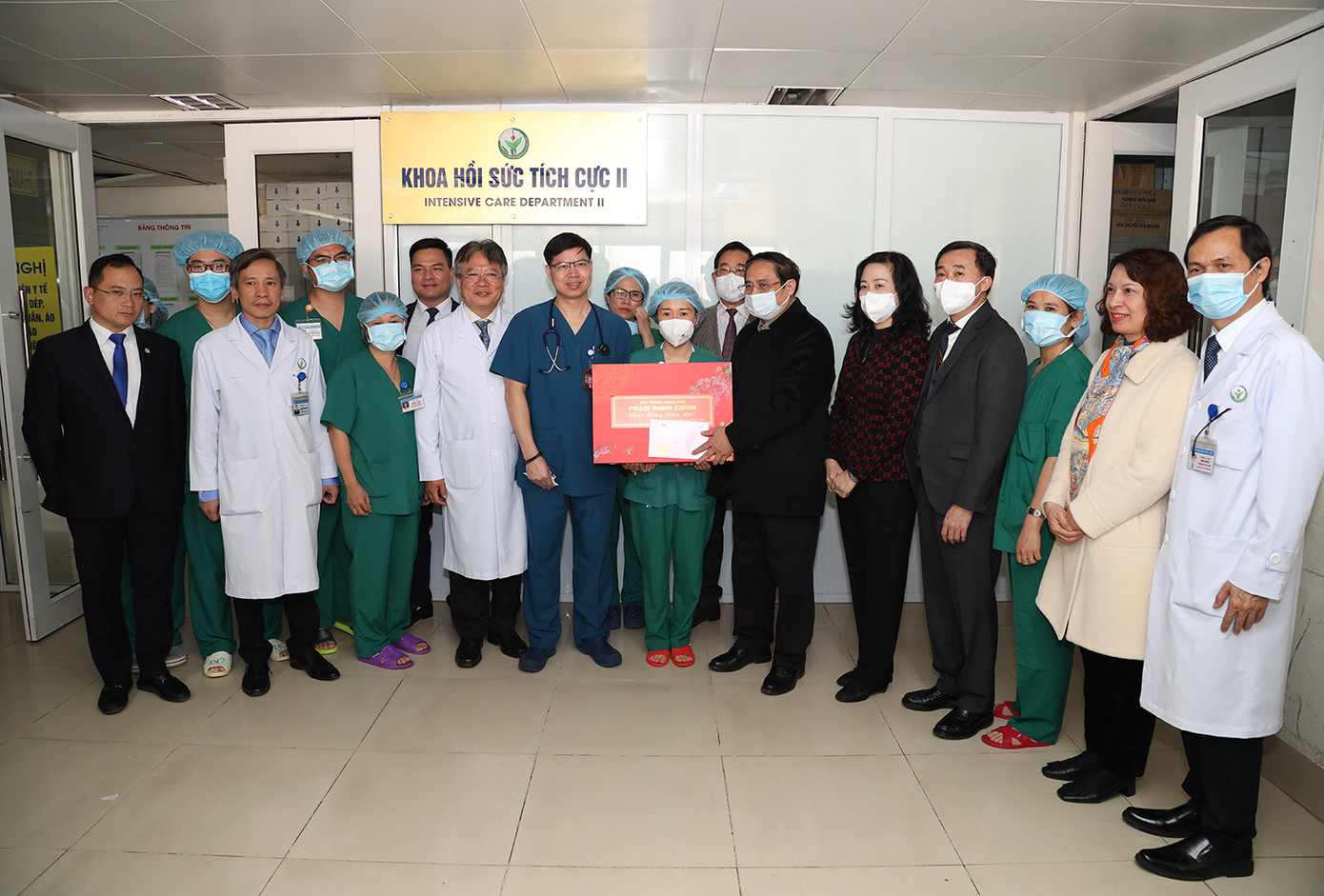 Thủ tướng tặng quà, động viên kíp trực Bệnh viện Việt Đức. Thủ tướng tặng quà, động viên kíp trực Bệnh viện Việt Đức.