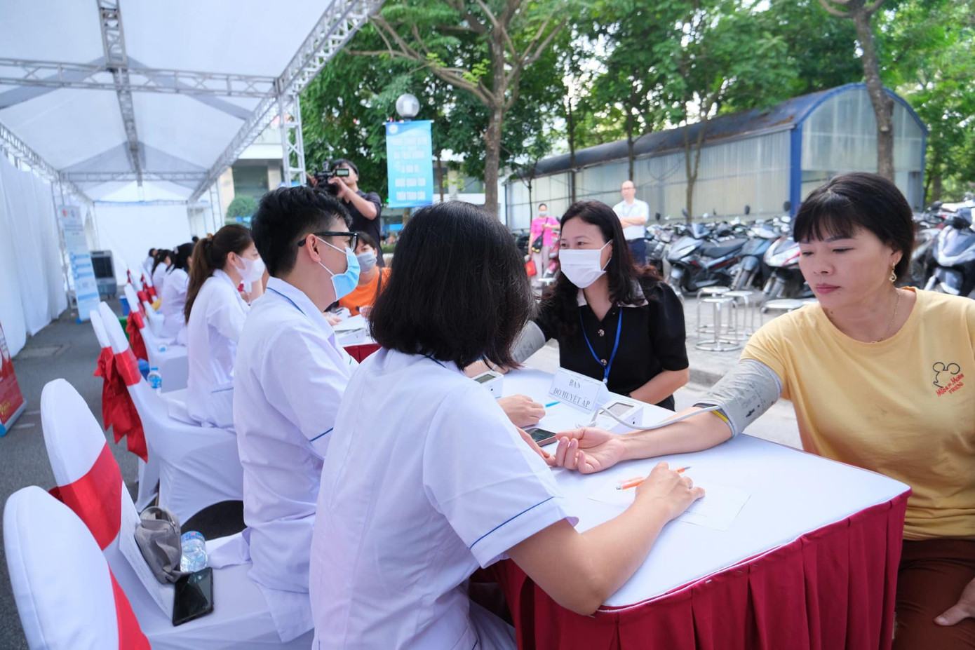 Bác sĩ Bệnh viện Nội tiết Trung ương khám, xét nghiệm sàng lọc bệnh đái tháo đường cho người dân. Bác sĩ Bệnh viện Nội tiết Trung ương khám, xét nghiệm sàng lọc bệnh đái tháo đường cho người dân.