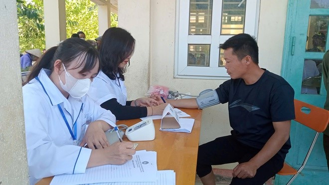 Bác sĩ của Hội Thầy thuốc trẻ Việt Nam khám cho người dân ở Bắc Kạn