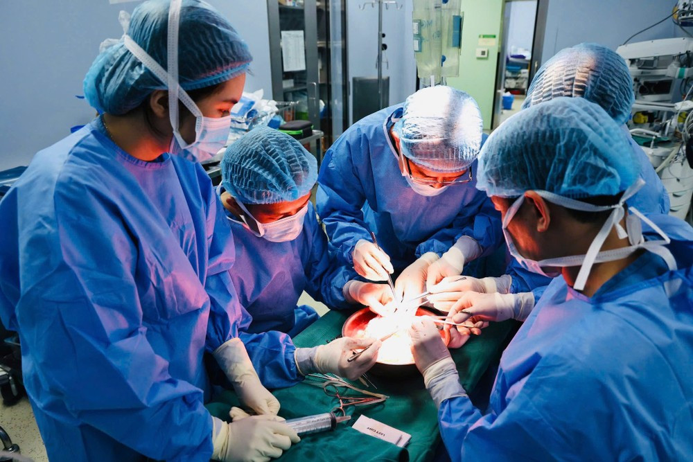 Các bác sĩ thực hiện ca ghép tạng Các bác sĩ thực hiện ca ghép tạng