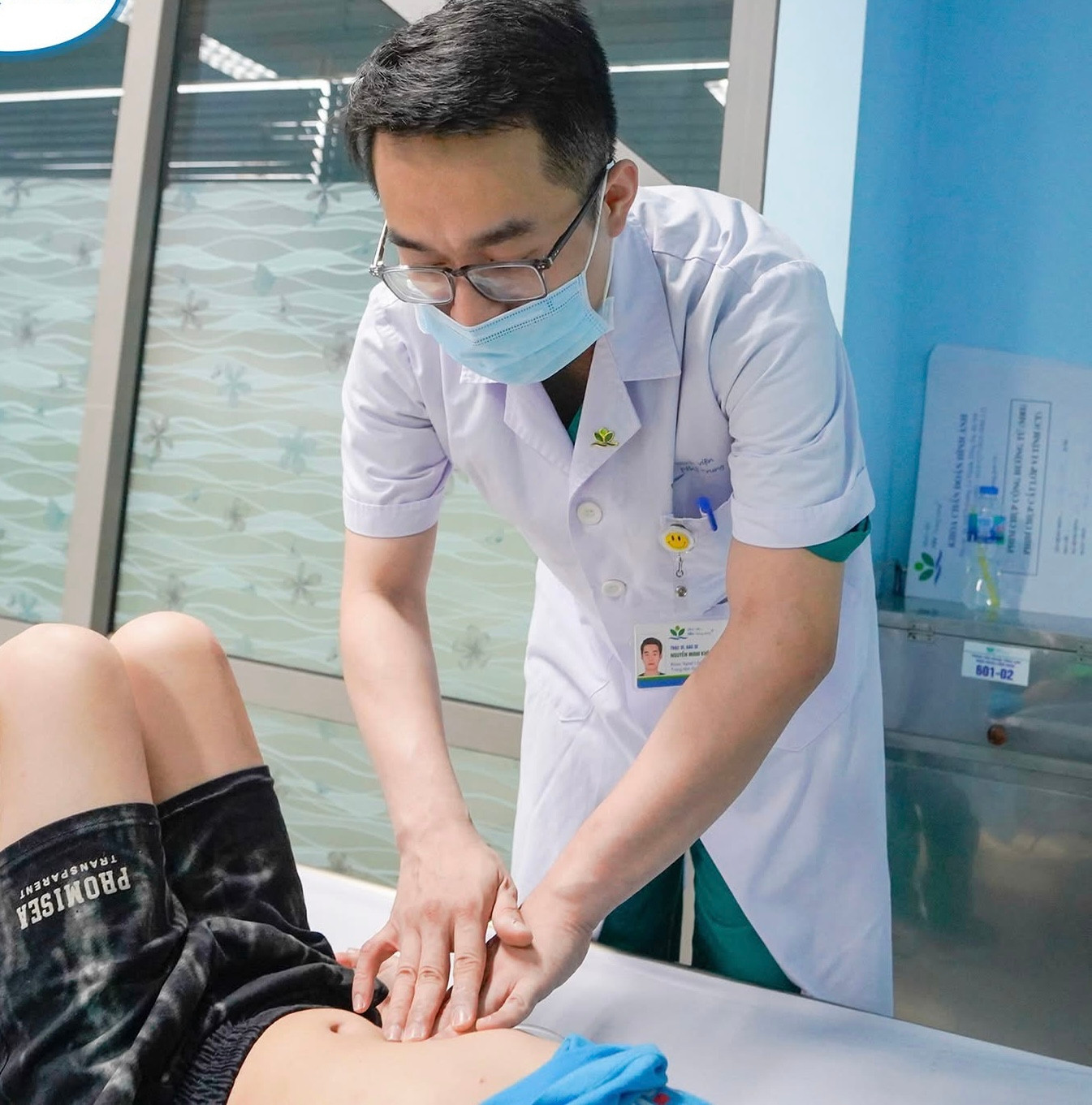 ThS. Nguyễn Minh Khôi – Khoa Ngoại Lồng ngực, Bệnh viện Nhi Trung ương khám cho bệnh nhi.