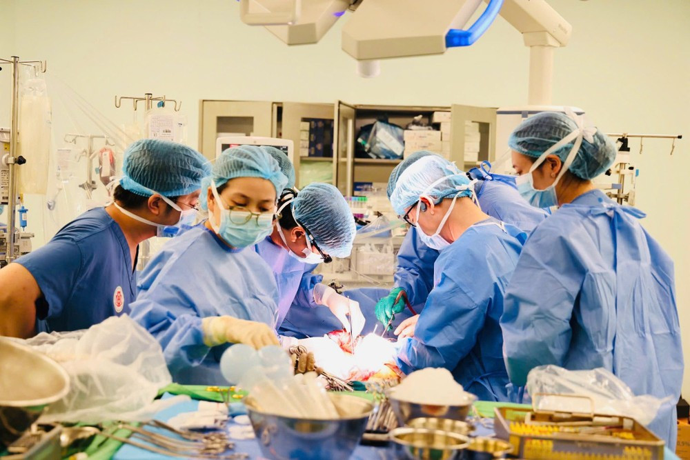Các bác sĩ thực hiện ca ghép tạng Các bác sĩ thực hiện ca ghép tạng