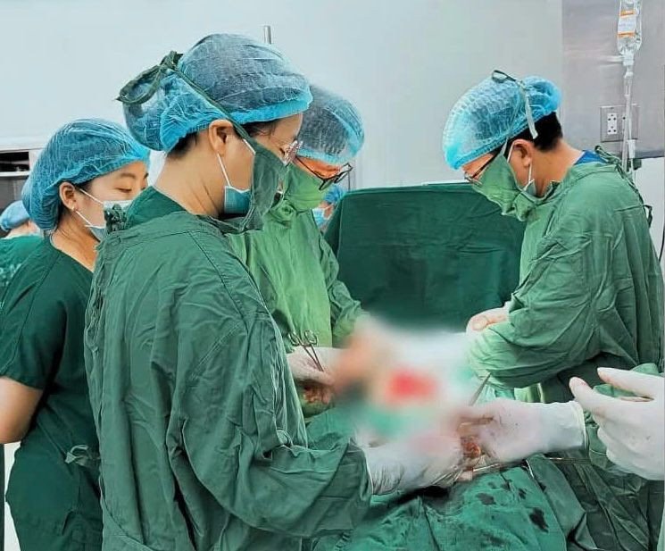 Kíp bác sĩ mổ cấp cứu cho sản phụ.