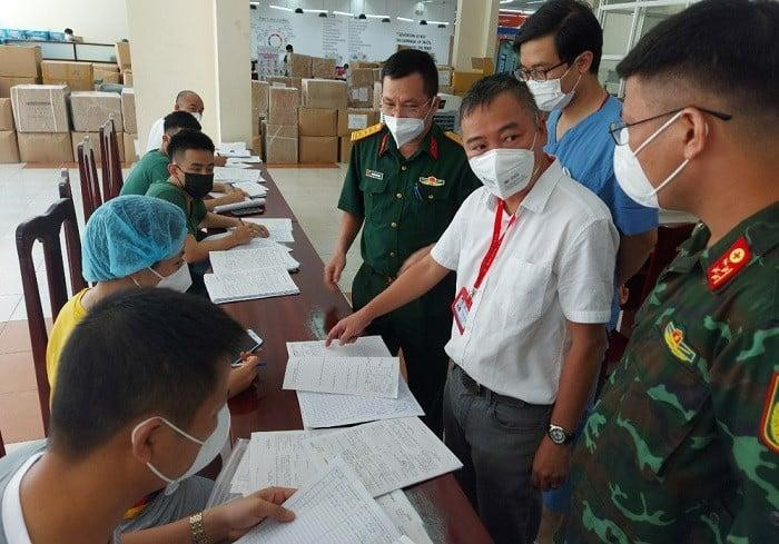 PGS.TS Nguyễn Lân Hiếu kiểm tra công tác điều trị bệnh nhân COVID-19 tại Bình Dương. Ảnh: Anh Văn