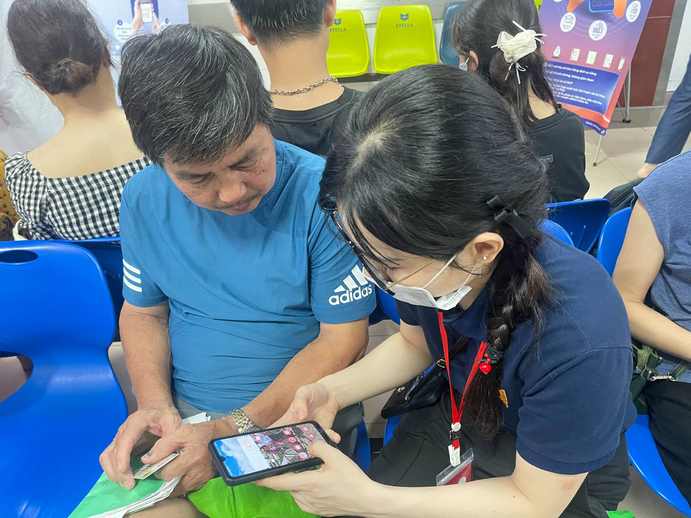 Nhân viên bệnh viện hỗ trợ người bệnh thực hiện chuyển đổi số khi đến thăm khám.