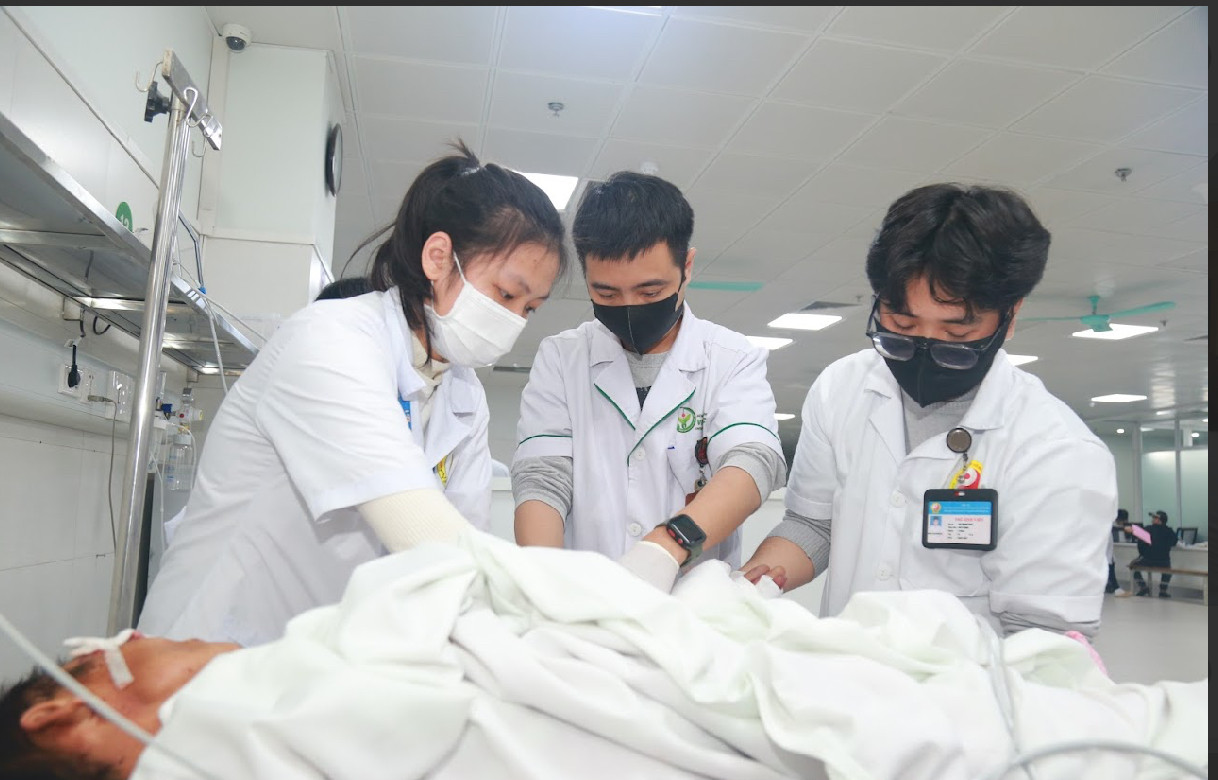 Khám cho nạn nhân vụ tai nạn. Khám cho nạn nhân vụ tai nạn.