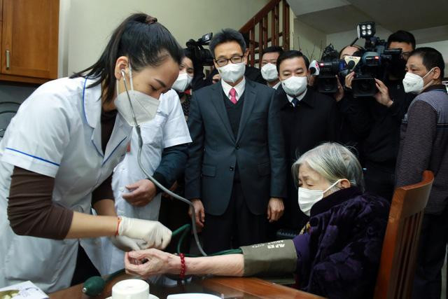 Phó Thủ tướng Vũ Đức Đam thăm, kiểm tra việc tiêm vắc xin phòng COVID-19 mũi 2 tại nhà cho cụ Ngô Thị Đức. Ảnh: Đình Nam