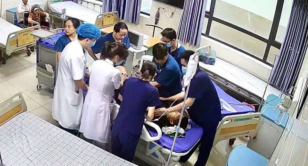 Các bác sĩ đang cấp cứu cho bệnh nhân bị sốc phản vệ Các bác sĩ đang cấp cứu cho bệnh nhân bị sốc phản vệ