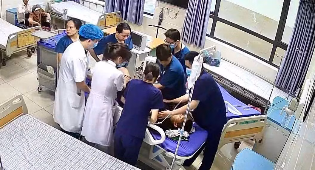 Các bác sĩ đang cấp cứu cho bệnh nhân bị sốc phản vệ