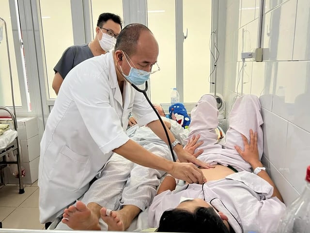 PGS.TS Đỗ Duy Cường khám cho bệnh nhân PGS.TS Đỗ Duy Cường khám cho bệnh nhân