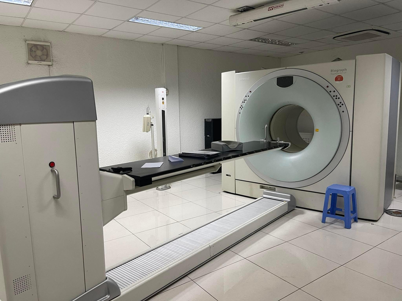 Máy móc hiện đại không còn được sử dụng nhưng vẫn cần bật điều hòa suốt ngày đêm để bảo quản. Ảnh: Thái Hà