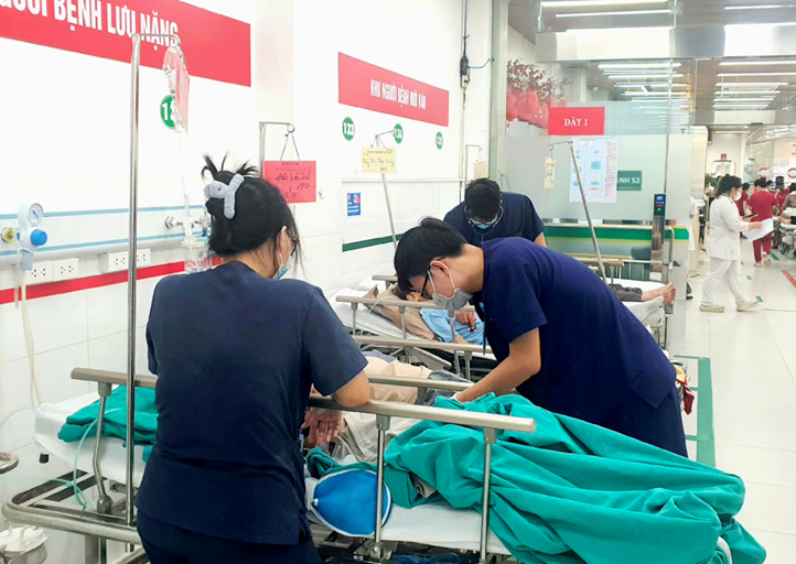 Các bác sĩ Bệnh viện Bạch Mai điều trị bệnh nhân suốt dịp nghỉ lễ.