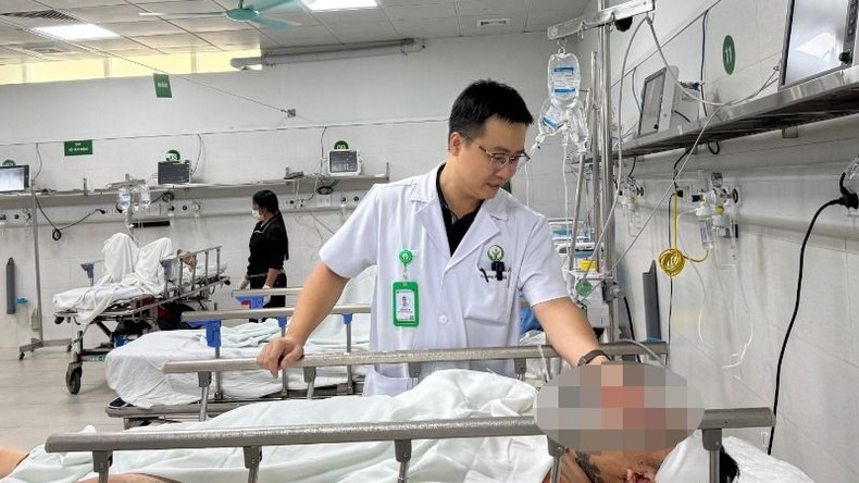 Bác sĩ BV Việt Đức khám cho bệnh nhân ngày 4/5z