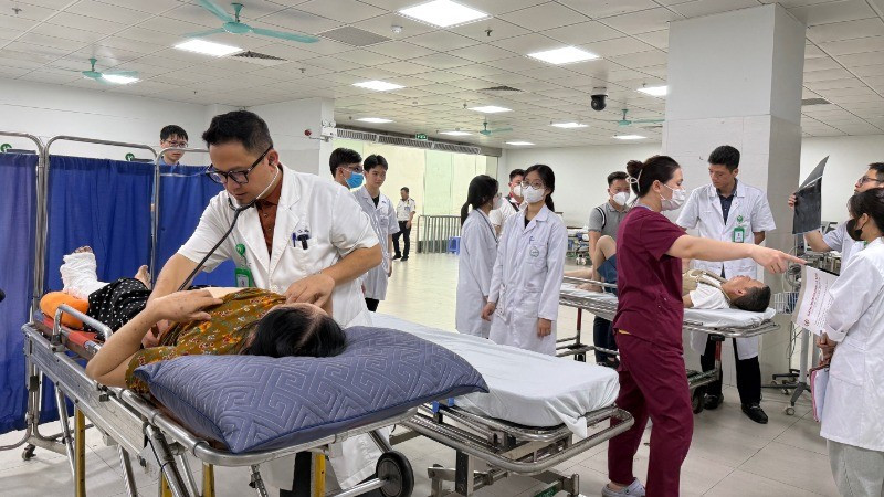 Bác sĩ chăm sóc bệnh nhân bị tai nạn dịp nghỉ lễ