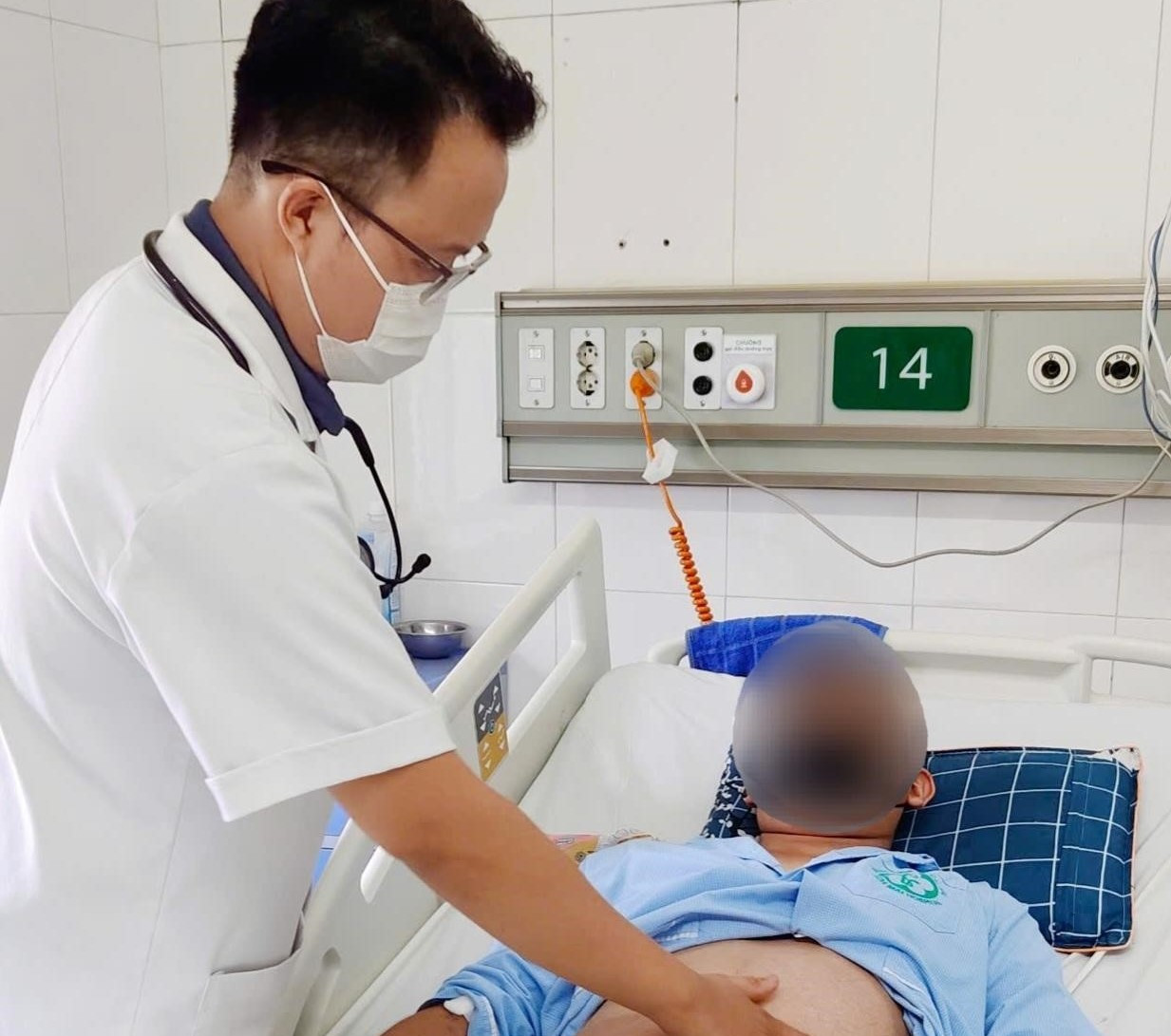 Bệnh nhân 27 tuổi đang điều trị sốt xuất huyết tại BV Bạch Mai. Bệnh nhân 27 tuổi đang điều trị sốt xuất huyết tại BV Bạch Mai.