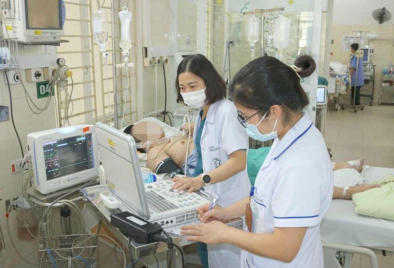 Điều trị cho bệnh nhân sốt xuất huyết tại BV Bạch Mai Điều trị cho bệnh nhân sốt xuất huyết tại BV Bạch Mai