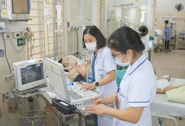 Điều trị cho bệnh nhân sốt xuất huyết tại BV Bạch Mai Điều trị cho bệnh nhân sốt xuất huyết tại BV Bạch Mai