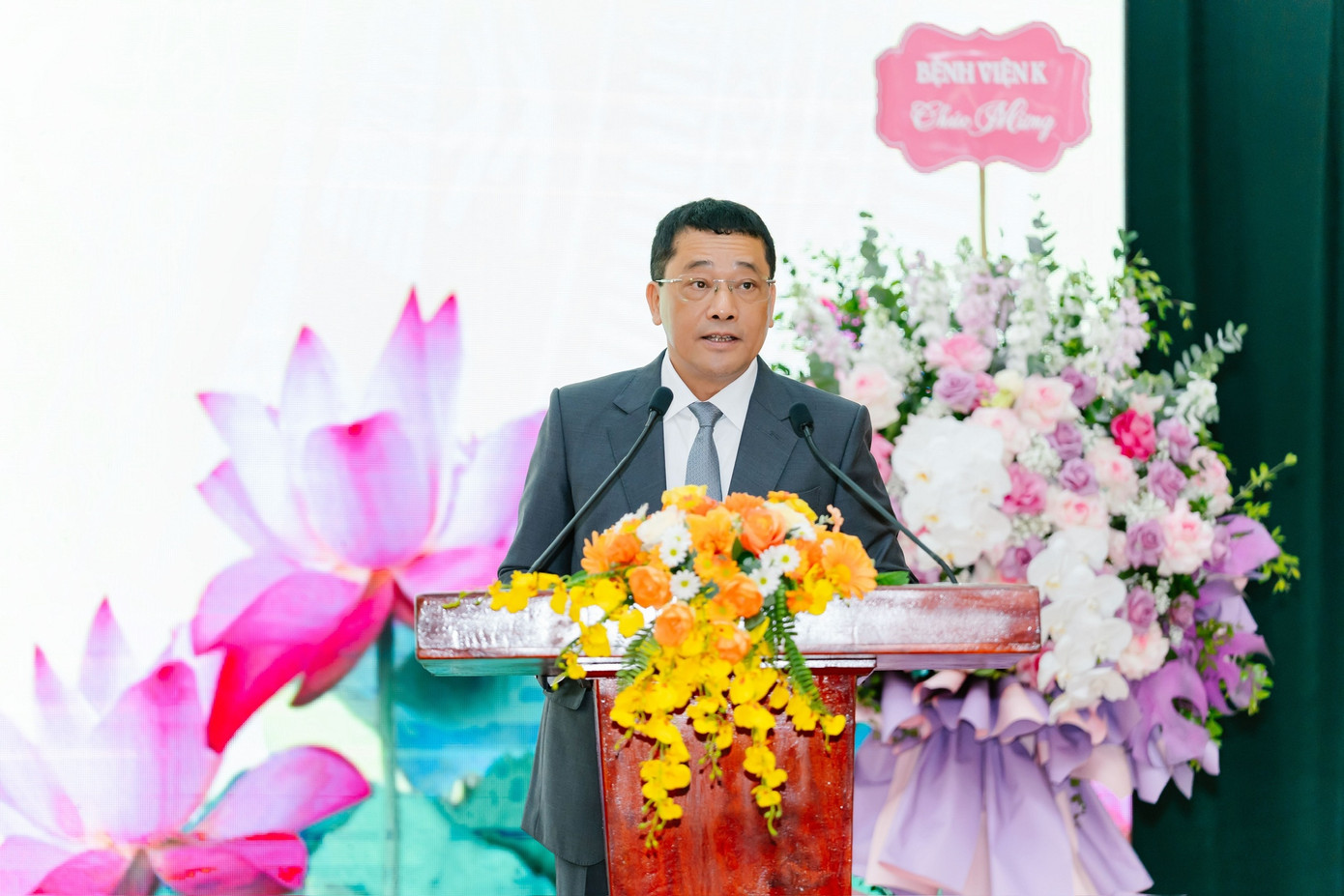 GS.TS Lê Văn Quảng tiếp tục được tín nhiệm giữ chức Giám đốc Bệnh viện K nhiệm kì thứ 2. GS.TS Lê Văn Quảng tiếp tục được tín nhiệm giữ chức Giám đốc Bệnh viện K nhiệm kì thứ 2.