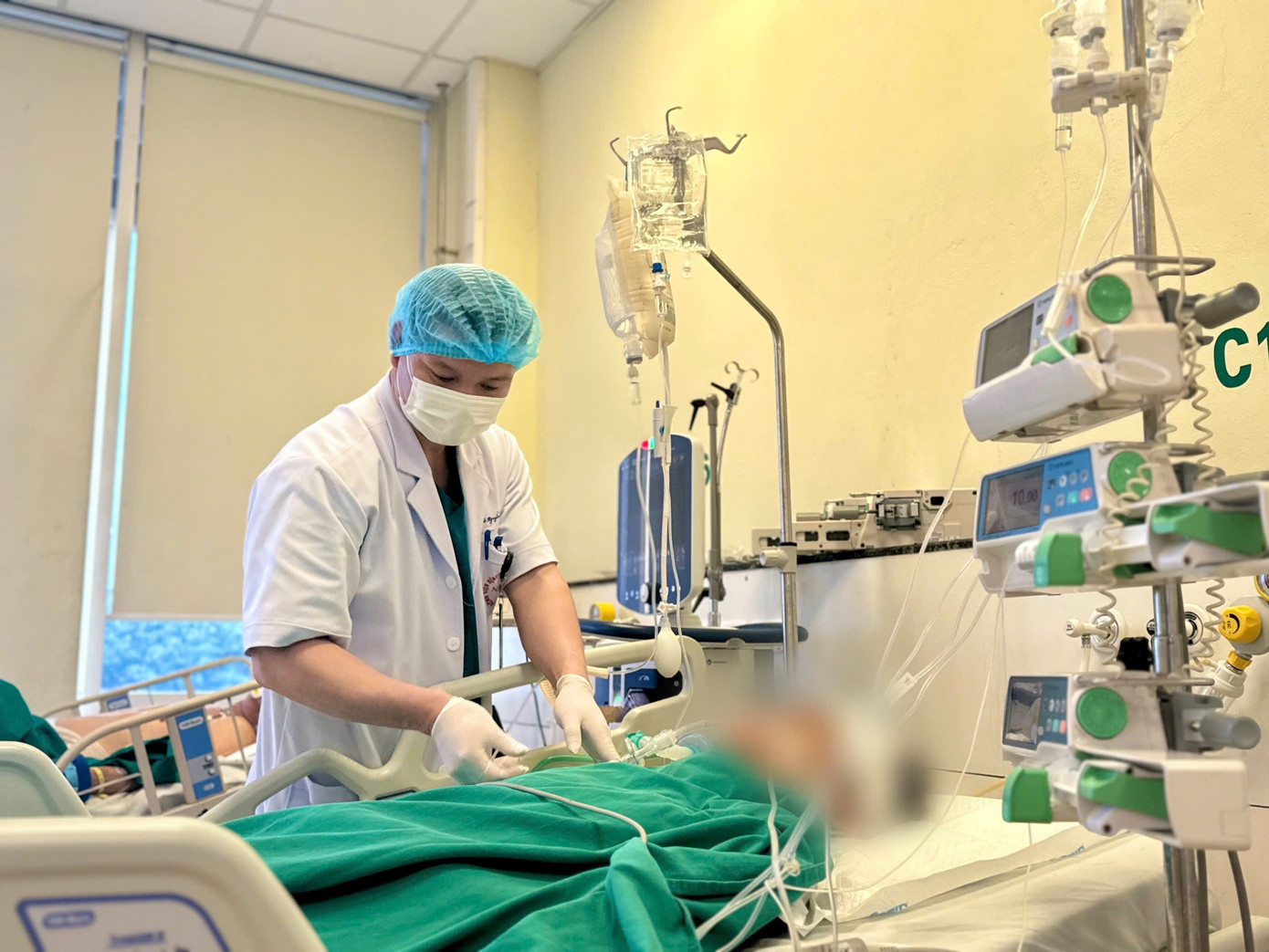 Bác sĩ thăm khám sức khoẻ cho bệnh nhân. Bác sĩ thăm khám sức khoẻ cho bệnh nhân.